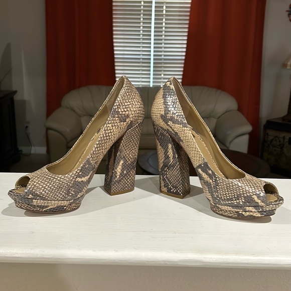 BCBGMaxazria Dahlia Pumps Chunky Heel Snakeskin Leather EUR Size 38 /US Size 8B - Picture 3 of 7